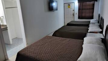 Classic Triple Room | Desk, free WiFi