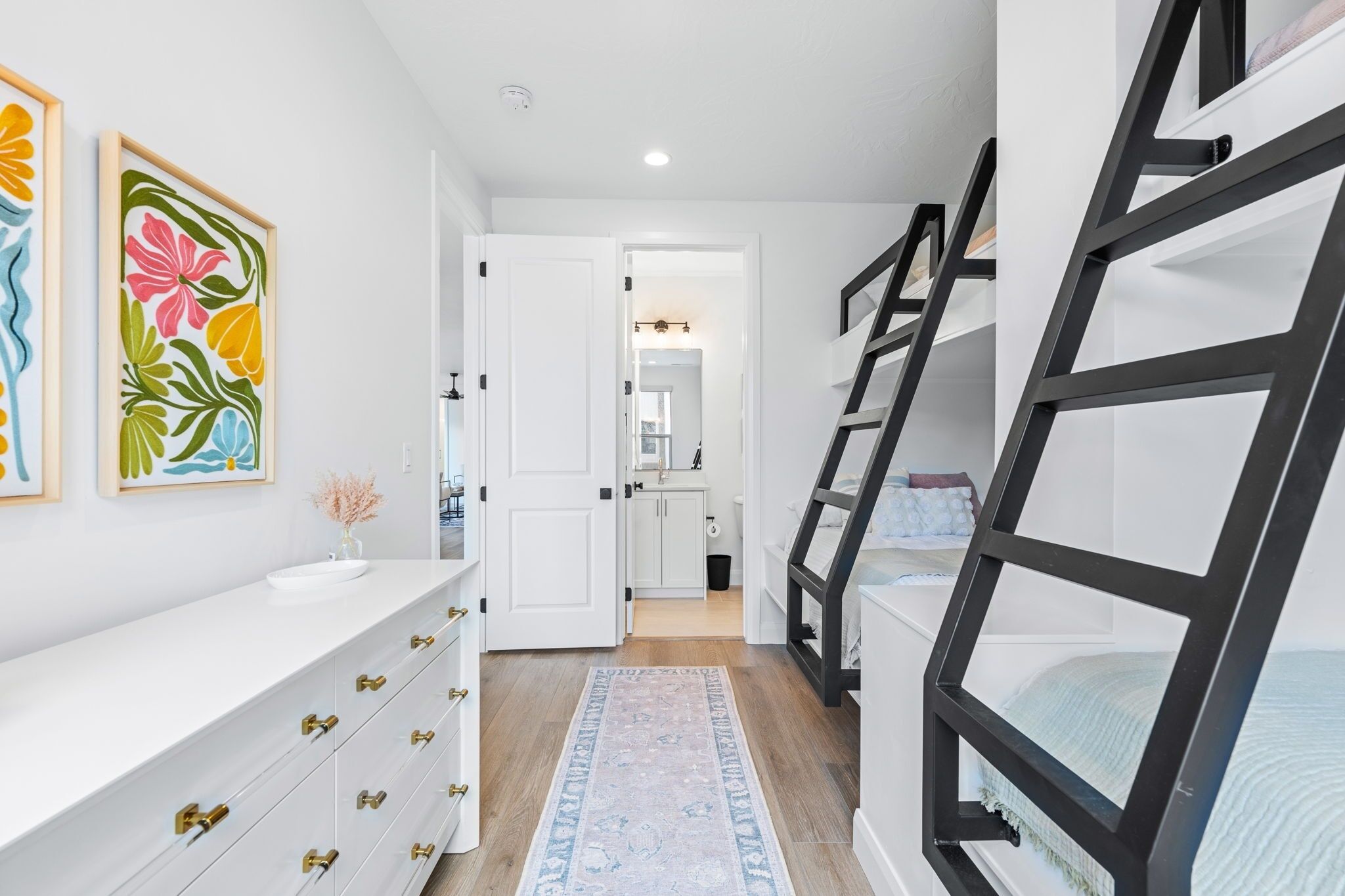 Un dormitorio con cama, cómoda y espejo.