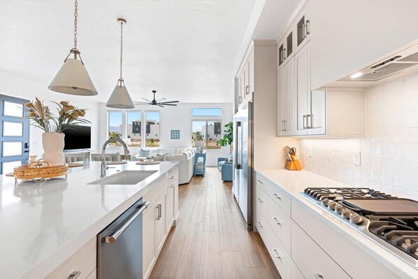 専用キッチン | 冷蔵庫、オーブン、コーヒー / ティーメーカー、トースター