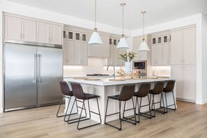 Residenza, camere multiple | Cucina privata | Frigorifero, forno, macchina per tè/caffè, tostapane