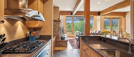 House, 3 Bedrooms | Private kitchen | Fridge, oven, coffee/tea maker, toaster