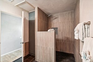 Casa, 2 habitaciones | Baño | Toallas