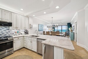 Kjøleskap, mikrobølgeovn, ovn og kokeplater