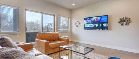 Una televisión, una oficina