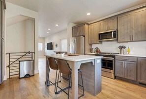 Geladeira, micro-ondas, fogão, cooktop