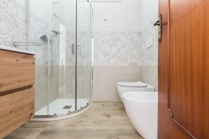 Villa | Baño | Ducha, secador de pelo y toallas
