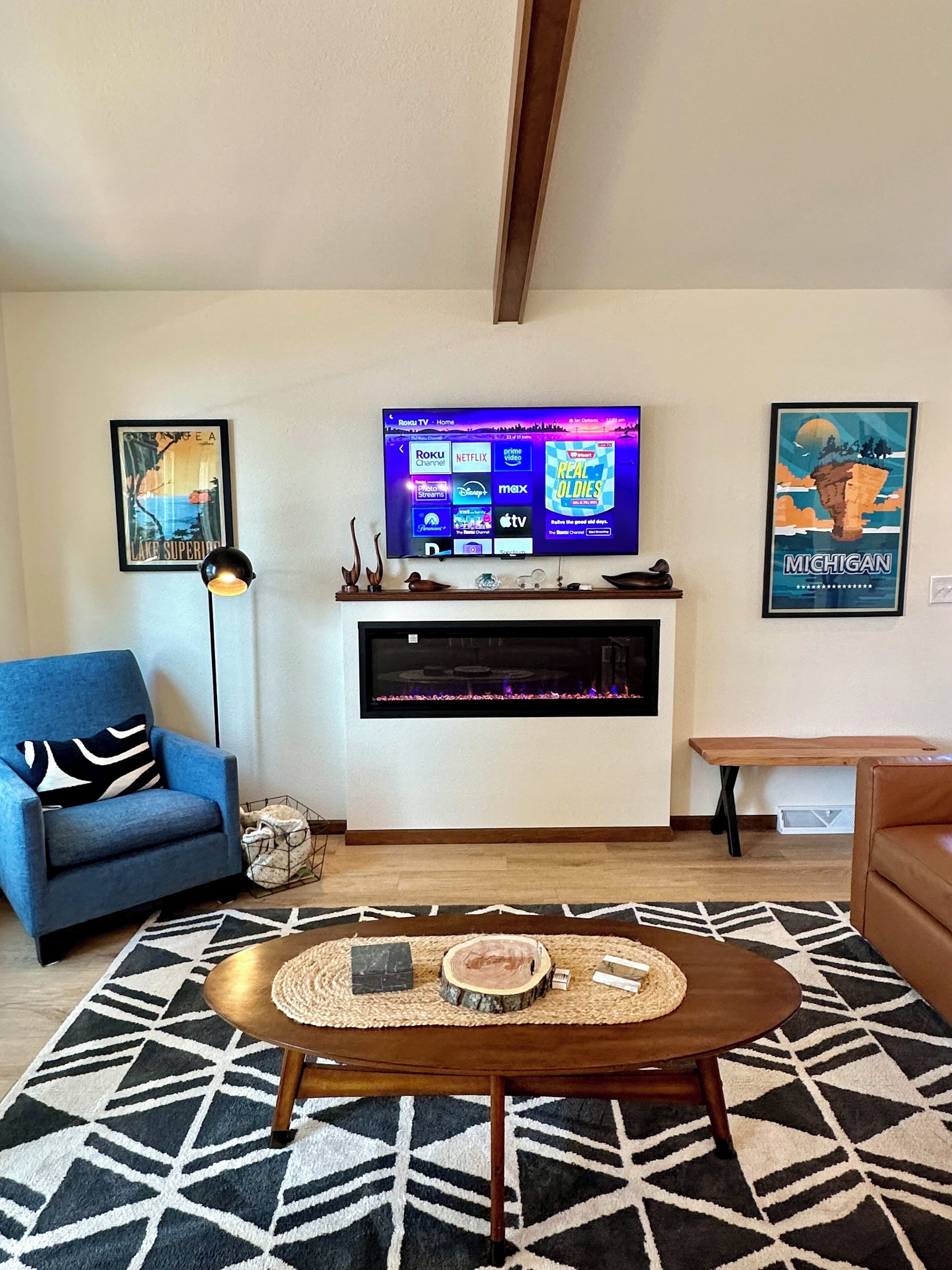 Smart TV, caminetto, libri