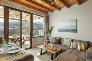 Smart TV - 3-bedroom villa in peaceful Makry Gialos with AC, WiFi (Makry Gialos)