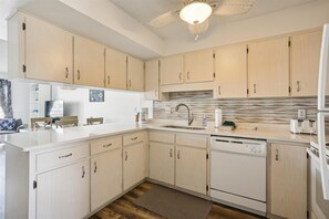 Fridge, microwave, oven, stovetop - New! Summer Deal: Free Fun and Beach Gear Credit (St. Augustine)