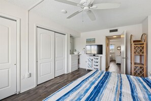 2 bedrooms, desk, iron/ironing board, WiFi