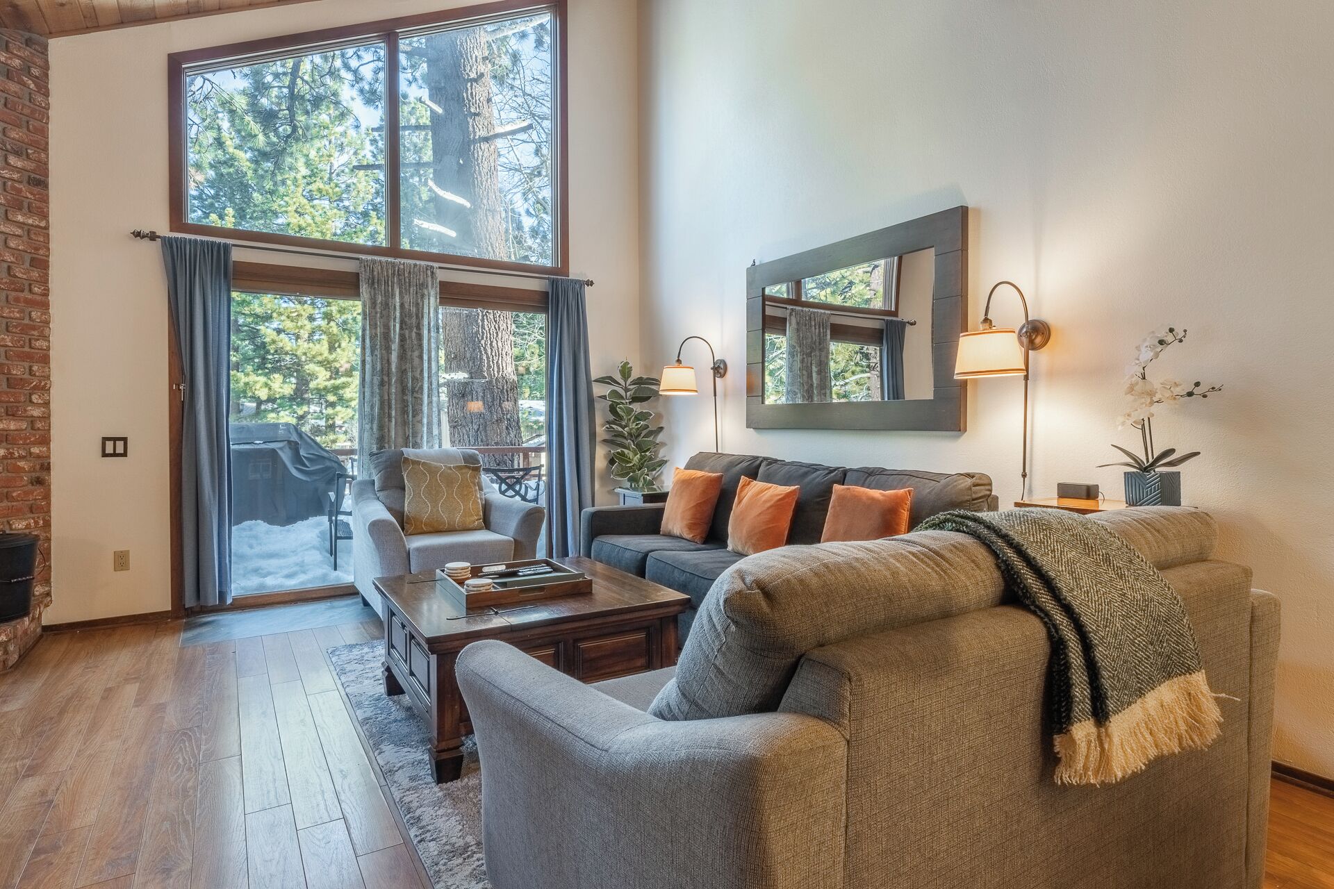 Smart-tv och eldstad