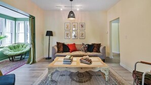 Ein Wohnzimmer mit Sofa, Couchtisch und einer Pendelleuchte.