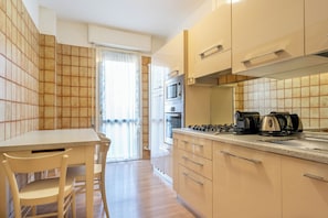 Refrigerador, horno, placa de cocina, cafetera/tetera