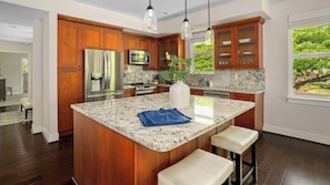 冷蔵庫、電子レンジ、オーブン、コンロ