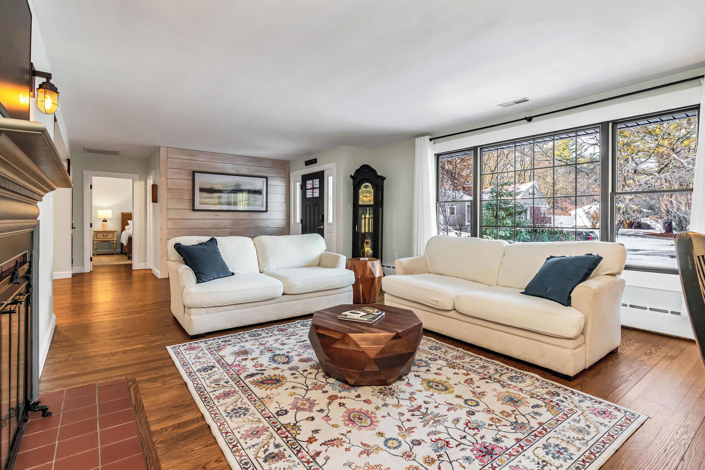 Andover In-town, Upscale Furnished Home, Single Level Living & 2-car Garage - Andover, MA