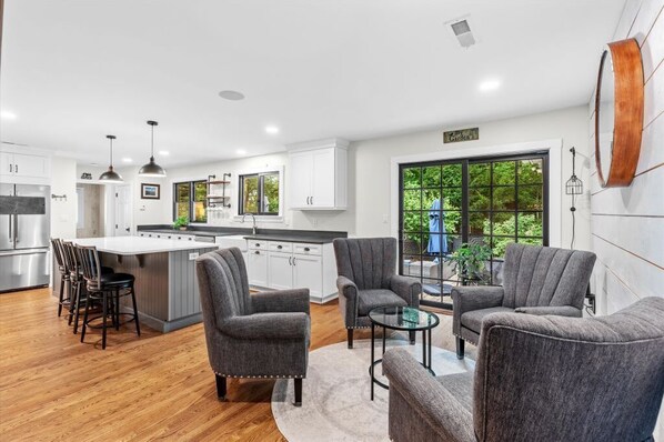 Interior - Andover in-town, 3-bedroom furnished home, single level living & 2-car garage (Andover)