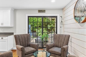 Interior - Andover in-town, 3-bedroom furnished home, single level living & 2-car garage (Andover)