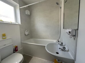 Dusj, hårføner og håndklær