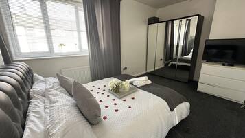 3 bedrooms, iron/ironing board, free WiFi, bed sheets