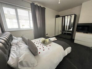 3 bedrooms, iron/ironing board, free WiFi, bed sheets - Experience London With Easy (Bromley)