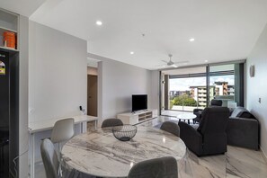 Interior - Spacious 2 bedroom Apartment Near PA Hospital (Woolloongabba)