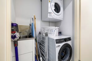 Interior - Spacious 2 bedroom Apartment Near PA Hospital (Woolloongabba)