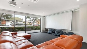 Interior - Spacious 2 bedroom Apartment Near PA Hospital (Woolloongabba)