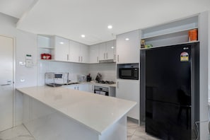 Private kitchen - Spacious 2 bedroom Apartment Near PA Hospital (Woolloongabba)