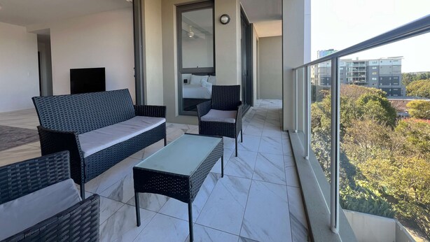 Terrace/patio - Spacious 2 bedroom Apartment Near PA Hospital (Woolloongabba)