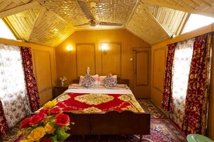 Escritorio, espacio para trabajar con laptop y wifi gratis 