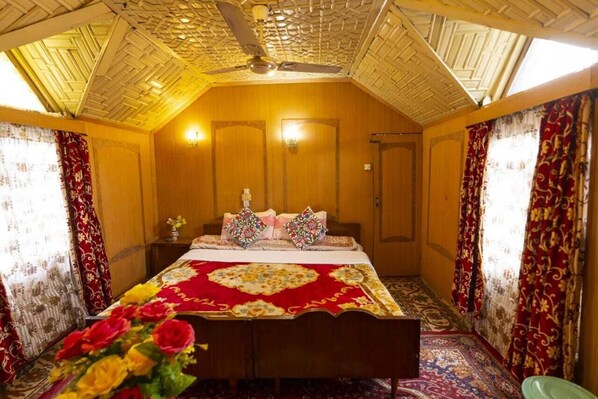 Escrivaninha, espaço de trabalho para notebook, Wi-Fi de cortesia