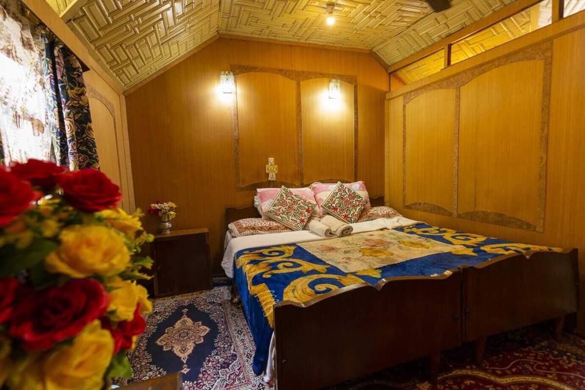 Deluxe Room, Lake View | Desk, laptop workspace, free WiFi