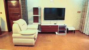 Deluxe Double Room, Balcony, City View | Living area