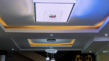 Habitación doble Deluxe, balcón, vista a la ciudad | Área de sala de estar | Smart TV, tablet, consola de videojuegos y Netflix