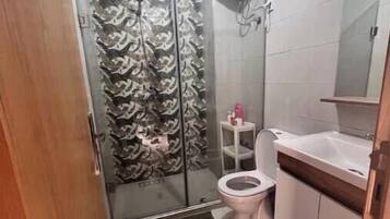 Toallas, jabón y papel higiénico