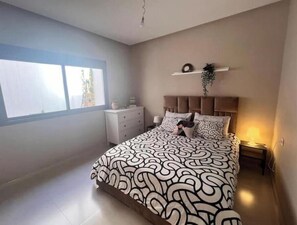 2 عدّة غرف نوم وسرير سفر وواي فاي وملاءات أسرّة