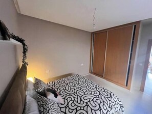 2 bedrooms, travel cot, WiFi, bed sheets