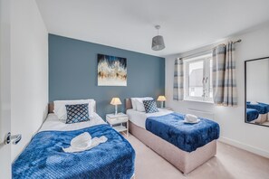 3 عدّة غرف نوم ومكتب ومكواة/لوح كي وسرير سفر