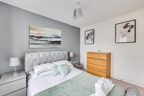 3 habitaciones, escritorio y tabla de planchar con plancha 