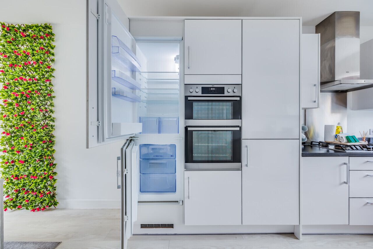 Een koelkast, een microgolfoven, een oven, een kookplaat