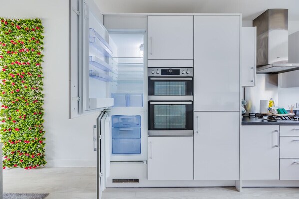 ثلاجة، ميكروويف، فرن، موقد طهي مسطح