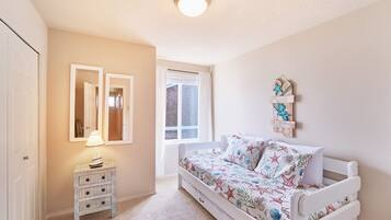 3 عدّة غرف نوم ومكتب وسرير سفر وواي فاي مجانًا