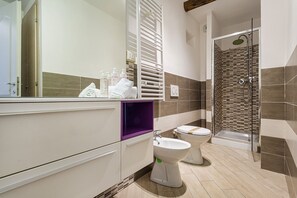 Shower, hair dryer, bidet, towels - XXV Aprile Downtown by Wonderful Italy (Genova)