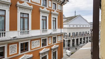 Un edificio con dettagli architettonici elaborati, tra cui modanature decorative e un balcone.