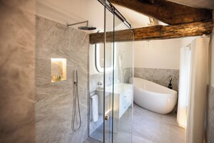 Habitación Deluxe doble, vistas al patio | Sábanas de algodón egipcio, ropa de cama de alta calidad, caja fuerte