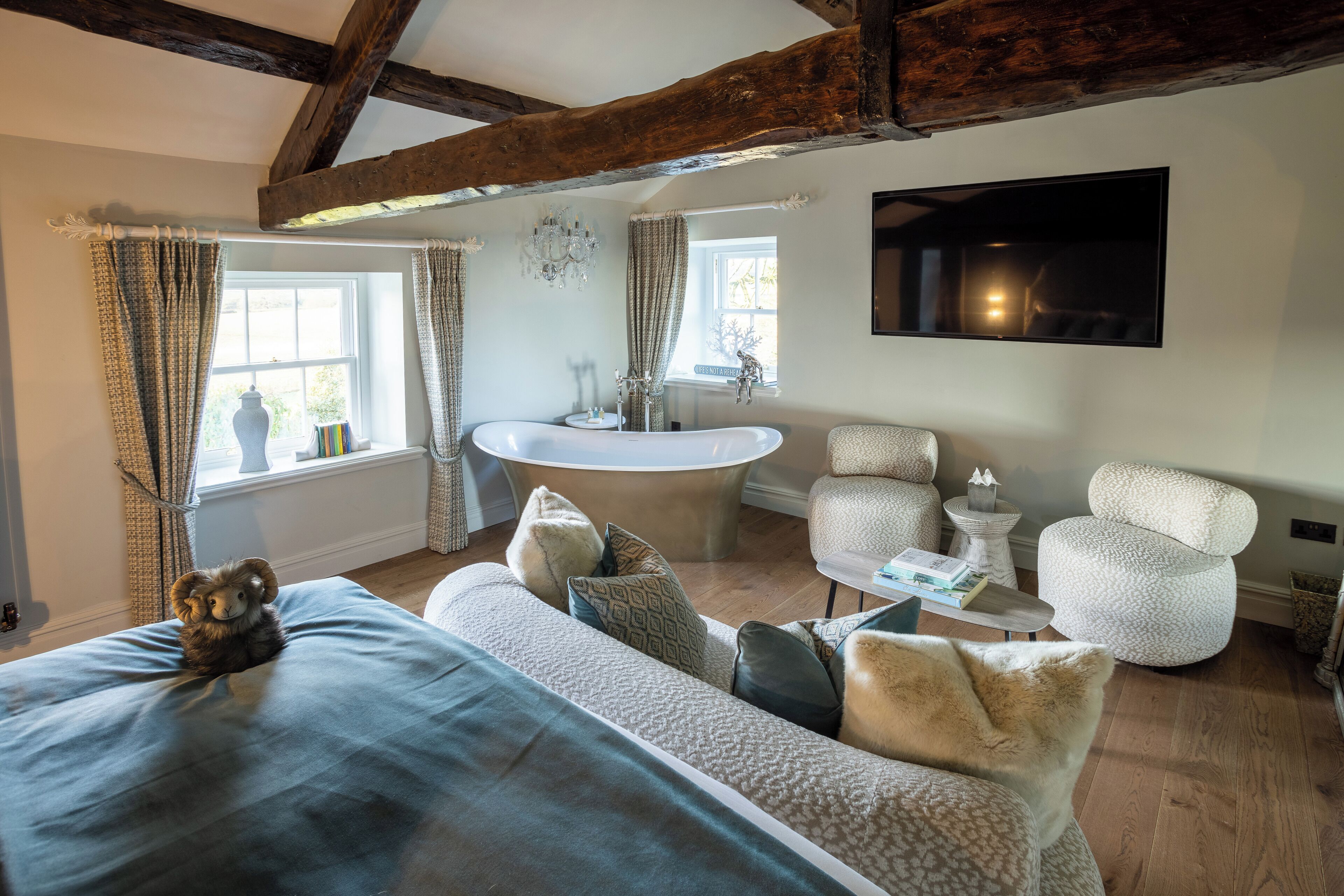 Luksus-dobbeltrom, hageutsikt | Sengetøy i egyptisk bomull, sengetøy av topp kvalitet og safe på rommet