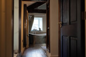 Luksus-dobbeltrom, hageutsikt | Sengetøy i egyptisk bomull, sengetøy av topp kvalitet og safe på rommet