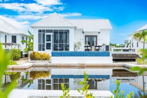 A heated pool - Belizean Serenity &Mistico Beach Club+Boat Shuttle (San Pedro)
