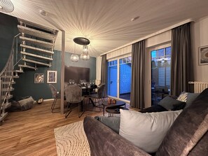 Smart TV, books, stereo - Luxx Downtown - Design apartment right in the city (Bad Zwischenahn)