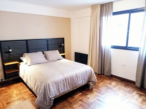 1 Schlafzimmer, Schreibtisch, Bügeleisen/Bügelbrett, Reisekinderbett